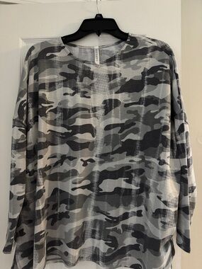 Dear Scarlett Long-Sleeve Gray Camouflage Crewneck oversized